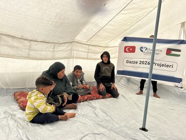 Gazze'de Çadır Dağıtımı