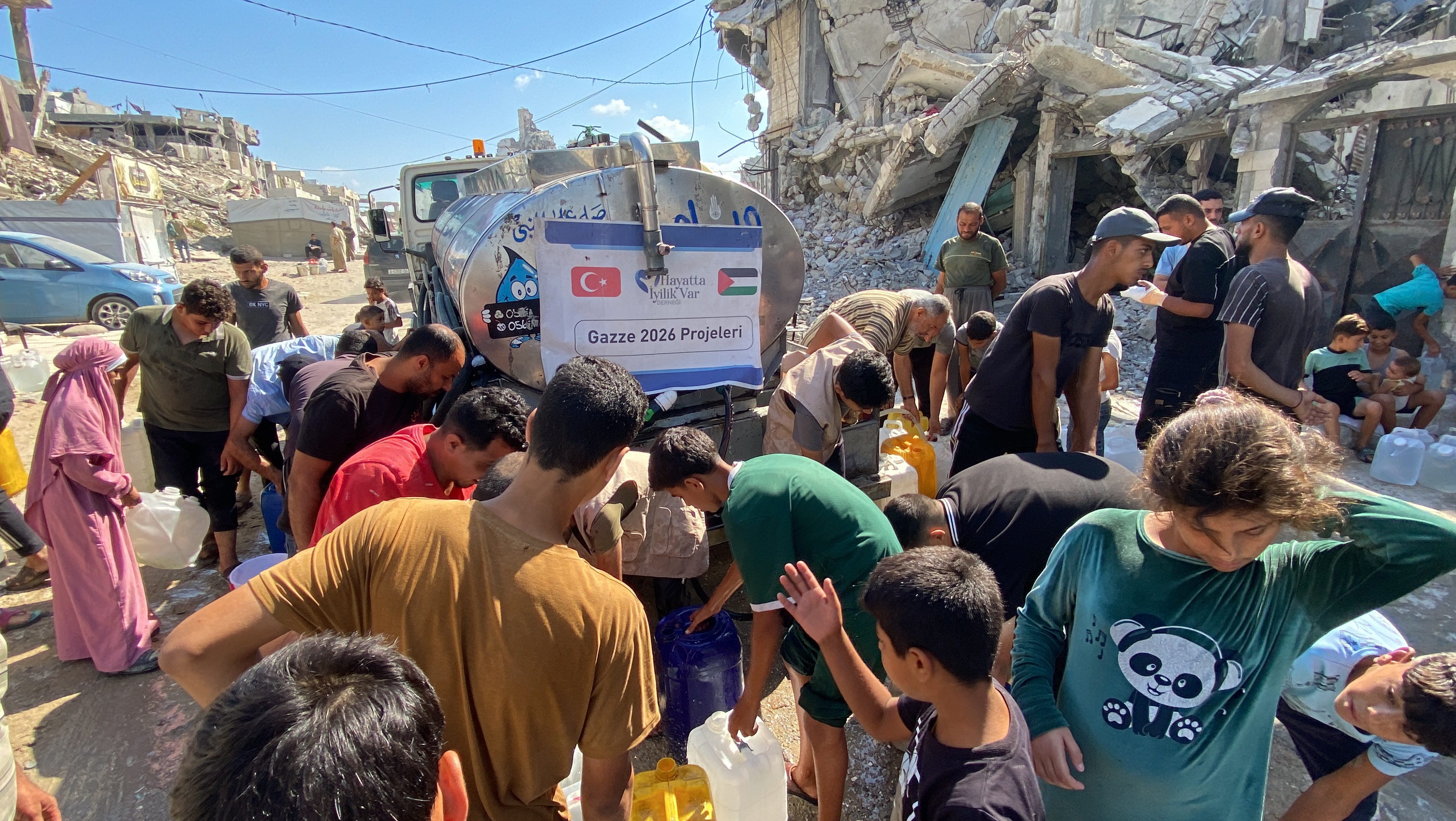 Gazze’de Hayatta İyilik Var Derneği Su Yardımlarını Sürdürüyor.